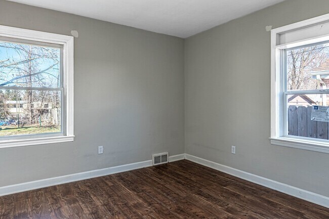 Building Photo - 112 Dawn Ave