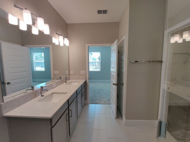 Building Photo - 9570 Little Bluestem Dr