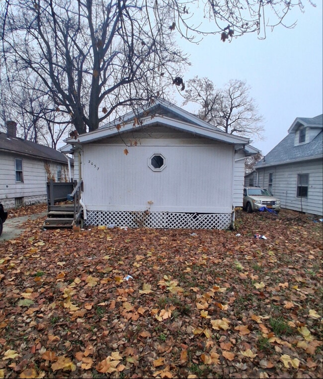 Building Photo - 2057 N Charles St