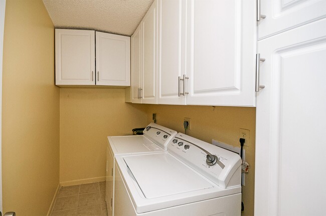 Building Photo - 5170 Tennis Ln