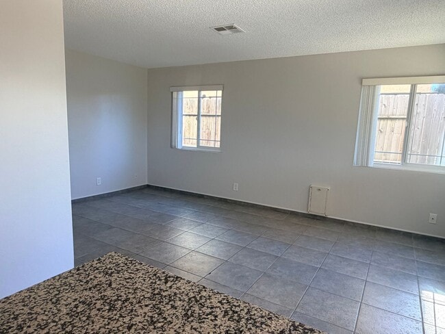 Building Photo - 3+2.5 Two Story in Tehachapi City