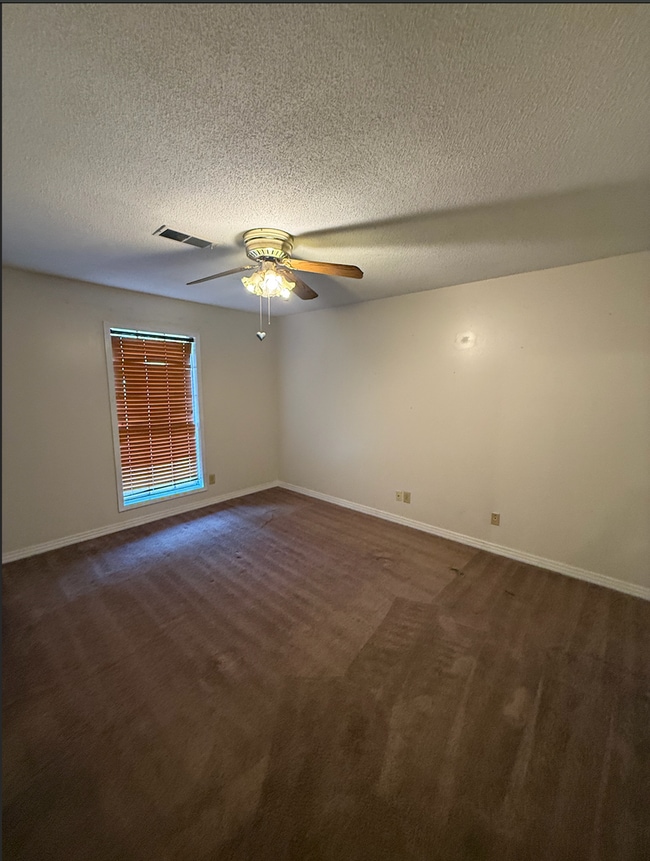 Building Photo - 3 bedroom 2 bath home located in quiet neighborhood