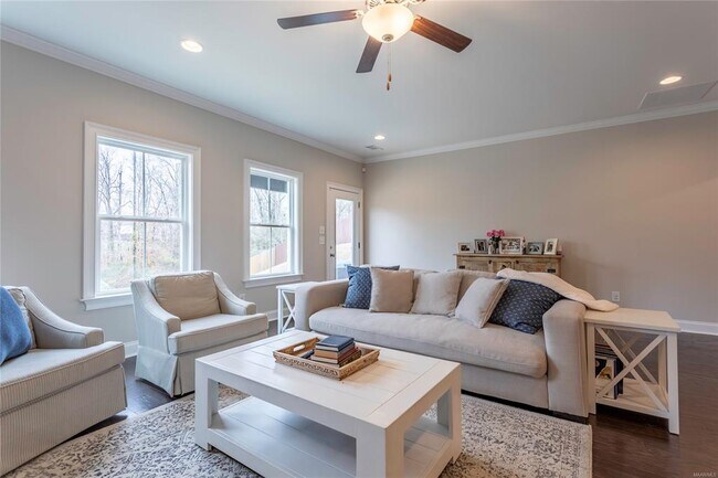 Building Photo - 357 Sydney Dr S