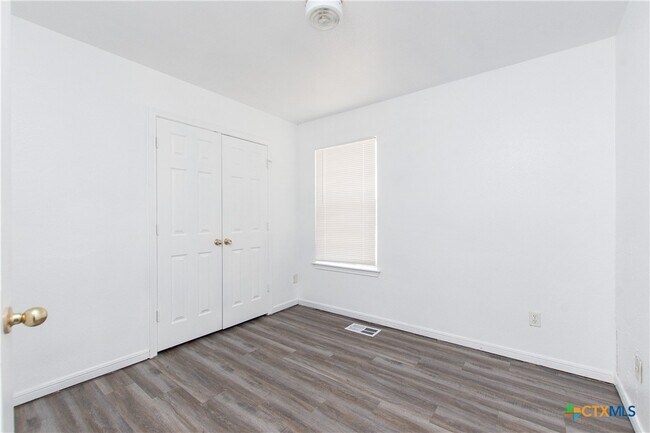 Building Photo - 4207 Primrose Dr