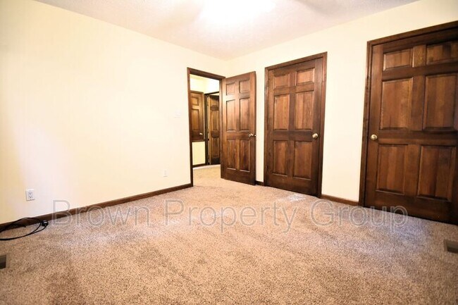 Building Photo - 901 Fredonia Dr