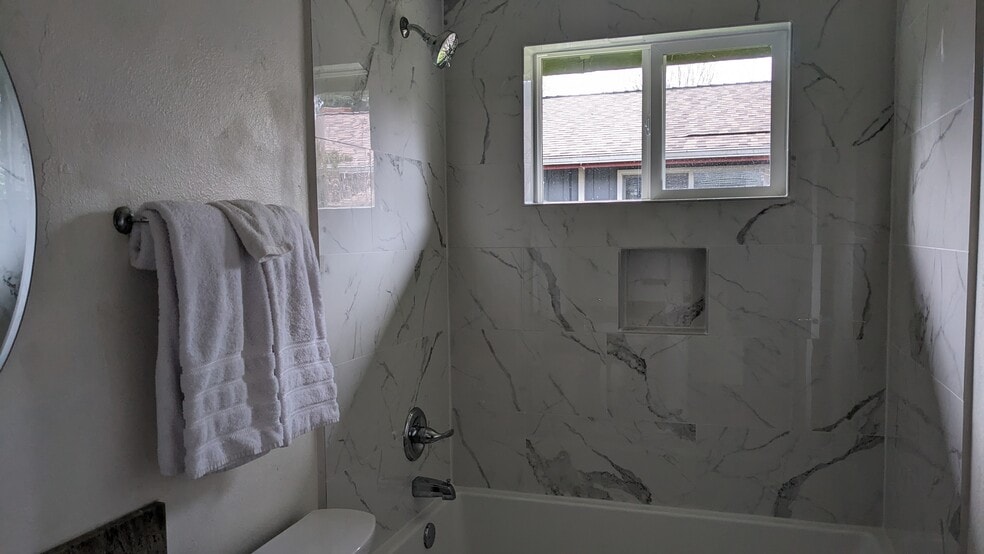 Building Photo - 1524 NE Junior St