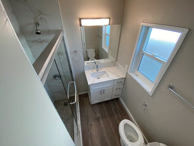 Building Photo - 4BD/2BA with Parking!
