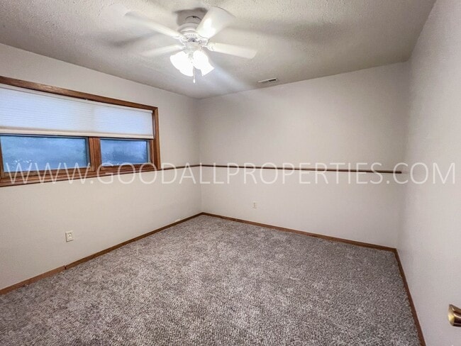 Building Photo - 4 Bedroom 2 Bathroom Home in Altoona with a 2-Car detached garage