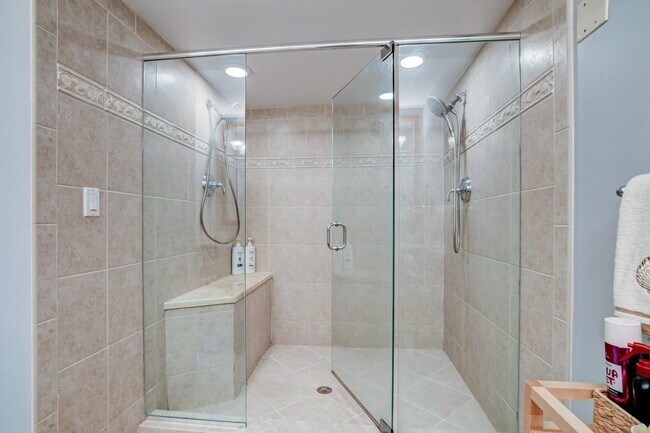 Building Photo - 20 Via Lago