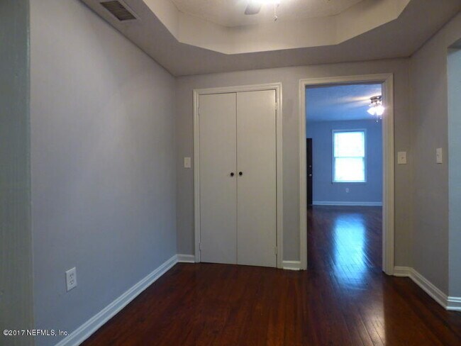 Building Photo - 2575 Myra St