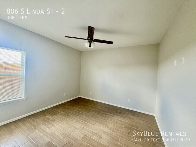 Building Photo - 806 S Linda St