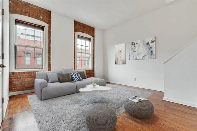 Primary Photo - 158 Wayne St