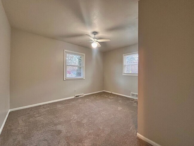 Building Photo - Wallace Ave 3189/3191