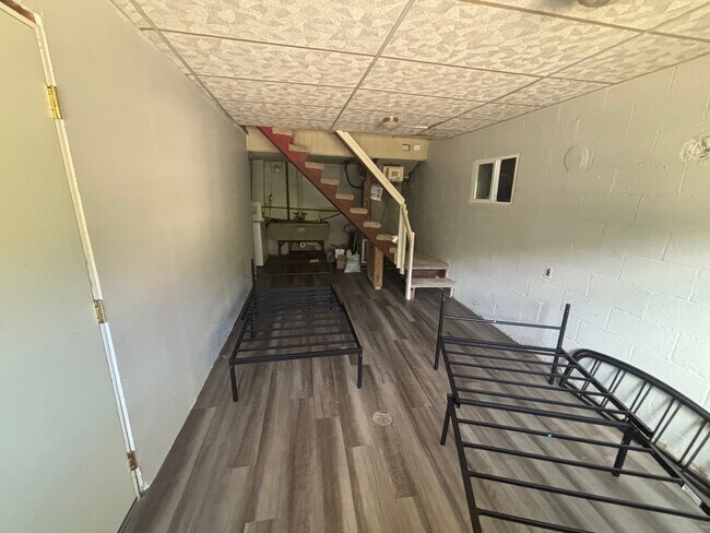 Building Photo - 998 Chartiers Ave