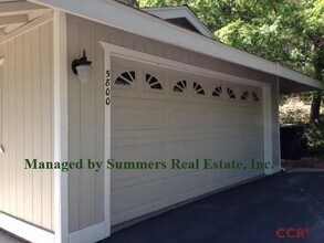 Building Photo - 3 Bedroom, 2 bath home with indoor laundry...