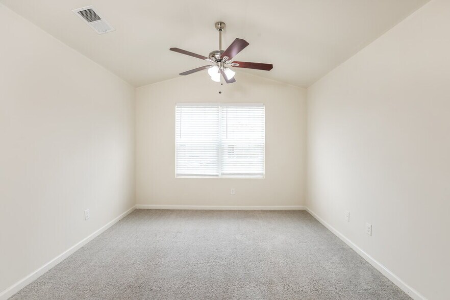 Building Photo - 302 Freeman Cir
