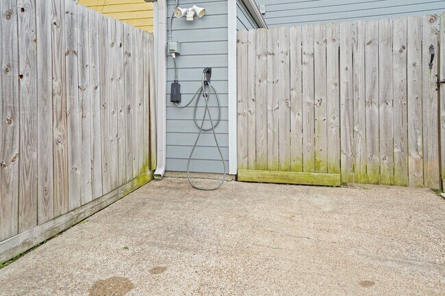 Building Photo - 207 Granberry St