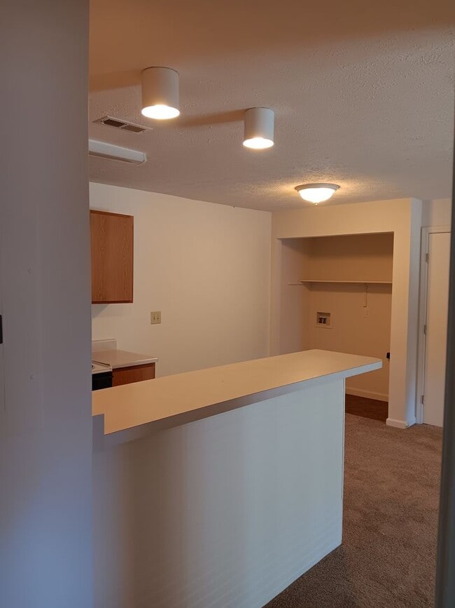 Building Photo - 3-bedroom 2 baths