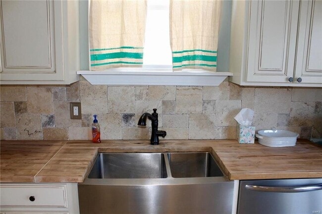 Building Photo - Absolutely adorable 3 bedroom/1.5 bath house in Ritenour school district!