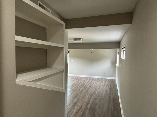 Building Photo - 1024 Kessler