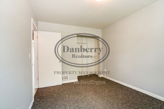 Building Photo - 3704 Willow Run Dr