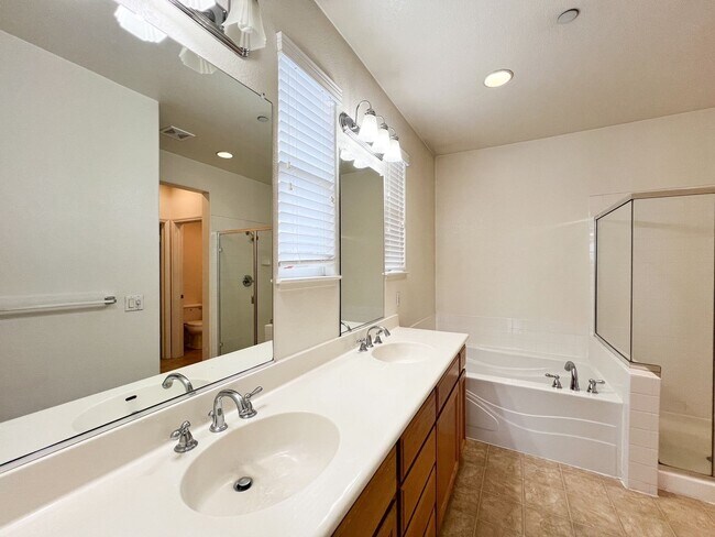 Building Photo - South Napa Three Bedroom House