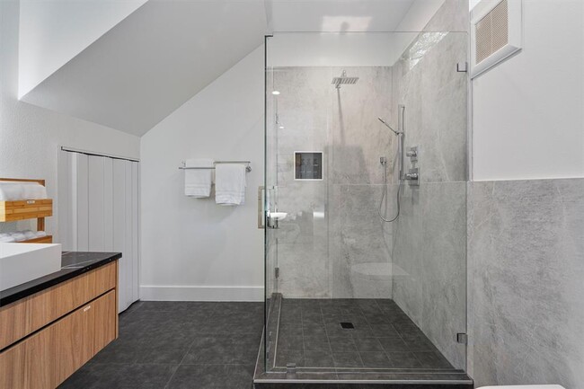 Building Photo - 1100 Romeria Dr