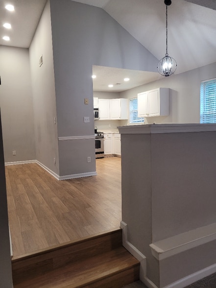 Building Photo - 3042 Knoll View Pl