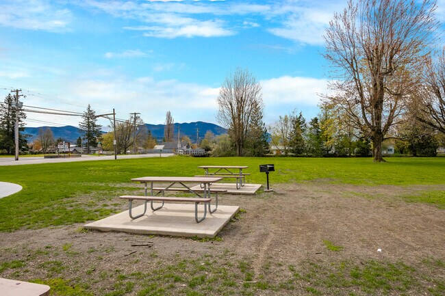 Building Photo - 1517 Hovel Rd