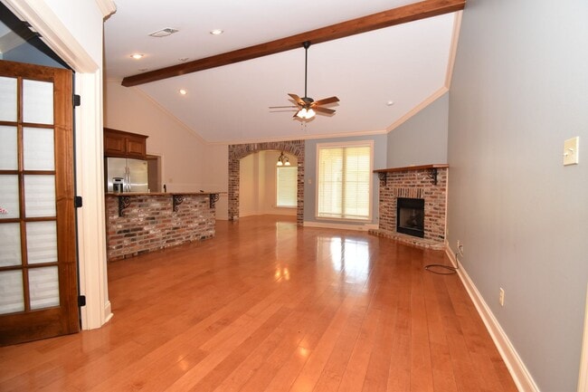 Building Photo - Spacious 3 Bedroom, 2 Bath Home