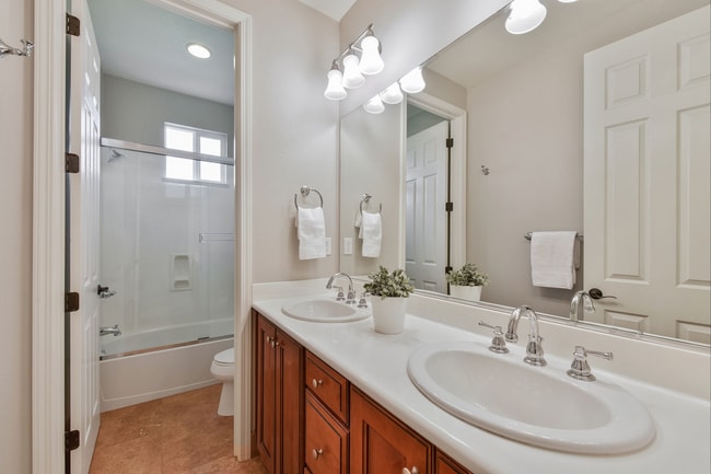 Building Photo - 4 Bed 5 Bath, Beautiful Home In Danville, With A Pool!