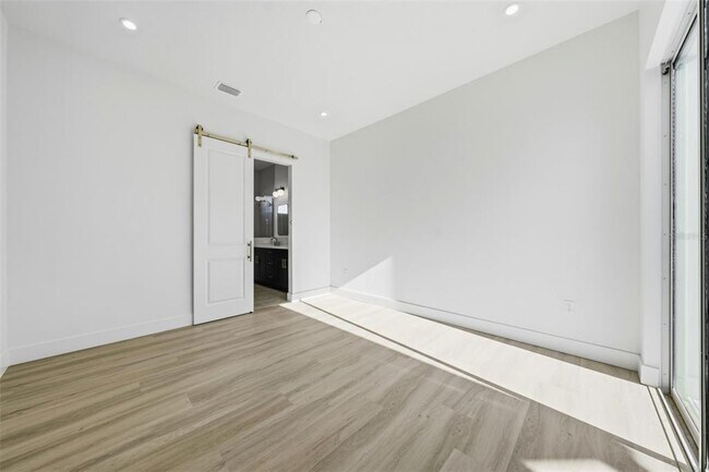 Building Photo - 1605 Bryn Mawr St