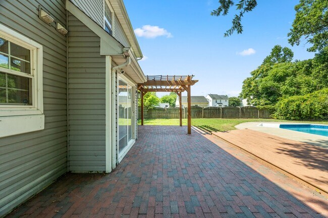 Building Photo - WOODLAKE