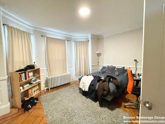 Building Photo - Perfect apartment for Social Students near NEU! Spacious, Yard, Parking & more!