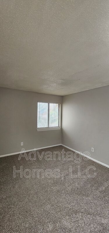 Building Photo - 1315 E 123rd Terrace