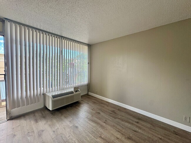 Building Photo - Newly renovated Studio apartment - Water, Electric, Cable TV Included!