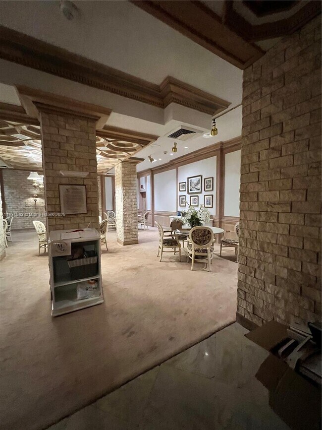 Building Photo - 6039 Collins Ave