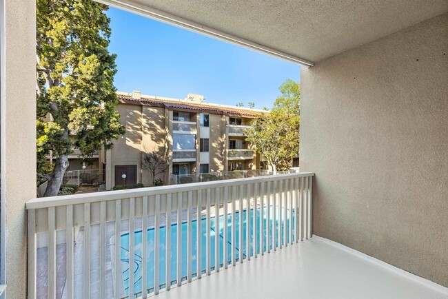 Building Photo - Beautiful North Pacific Beach 2BD/2BA cond...