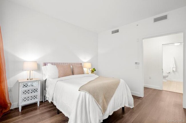 Building Photo - Byron