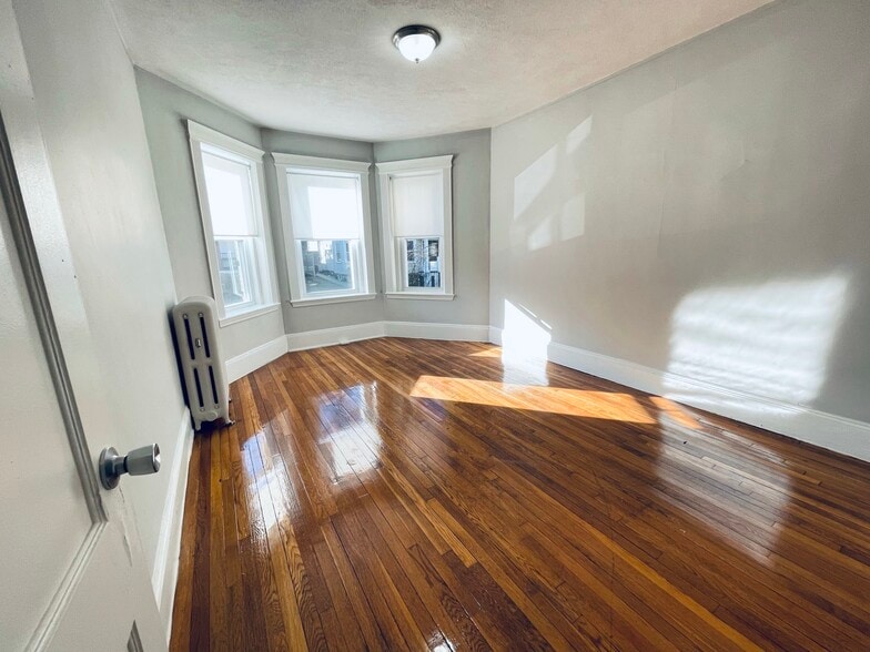 Building Photo - 75 Chester St