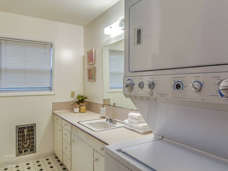 Bathroom &amp; laundry - 2741 SE 32nd Ave
