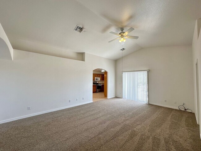Building Photo - Great 3 Bedroom Home with Detached Garage!