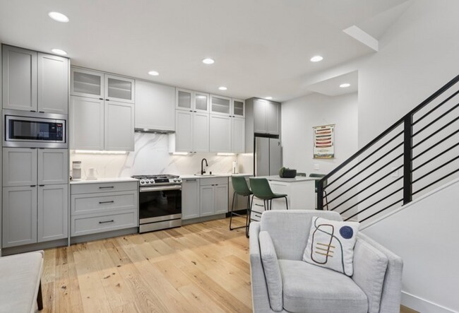 Building Photo - Three-Bedroom Townhouse Close to Seattle Pacific University!!!
