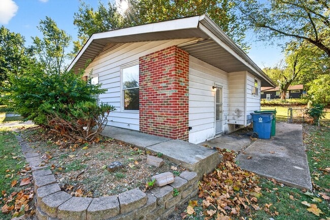 Building Photo - 3 Bedroom Ranch Style Home In Dellwood