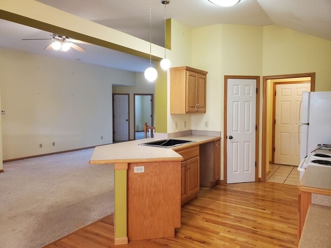 Building Photo - 3 bedroom 3 bath, 2car gar, balcony deck a...