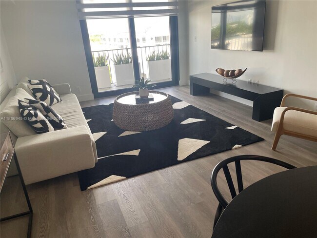 Building Photo - 2625 Collins Ave