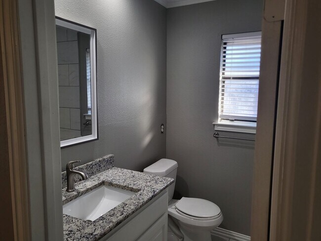 Building Photo - Charming 3bd 2 bth