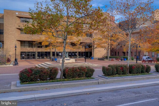 Building Photo - 131 E North Ave
