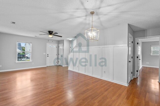 Building Photo - "Charming 3-Bedroom Retreat with 2.5 Baths...