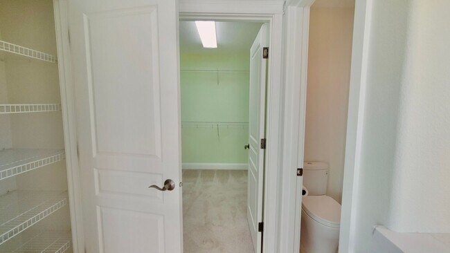 Building Photo - **$1000 OFF FIRST FULL MONTHS RENT**  Gorg...